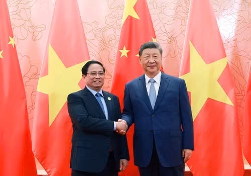 Le Premier ministre Pham Minh Chinh (à gauche) et le Secrétaire général du Parti communiste et président chinois Xi Jinping en marge du sommet de l’OCS. Photo : VGP.