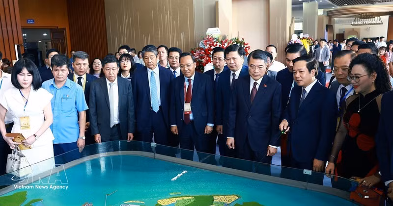 Le Premier ministre Le Minh Hung et les délégués découvrent le plan d’aménagement de la province de Hung Yen pour la période 2021-2030. Photo : VNA.