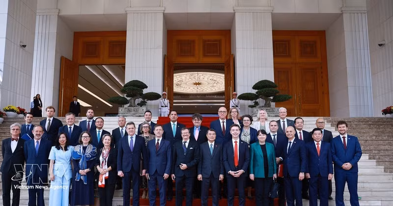 Le Premier ministre Le Minh Hung et les délégués. Photo: VNA.