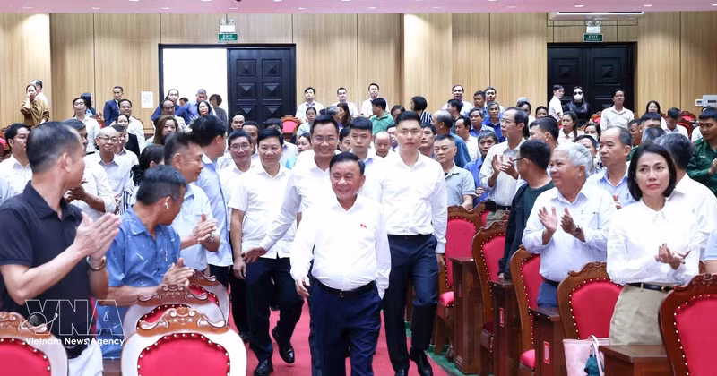 Le membre du Politburo et membre permanent du Secrétariat du Comité central du Parti Trân Câm Tu lors de sa rencontre avec les électeurs de Dà Nang, le 12 octobre. Photo : VNA.