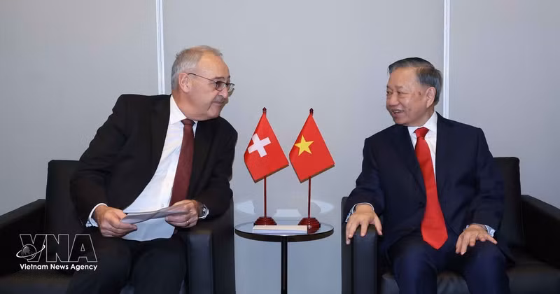 Le secrétaire général du Parti communiste du Vietnam et président vietnamien To Lam (droite) rencontre le président suisse Guy Parmelin. Photo: VNA. 