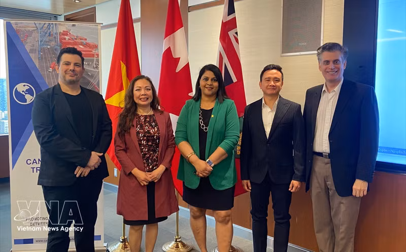 Le professeur agrégé Dang Duc Huy (2e de droite) avec d'autres intervenants lors du Forum de coopération Vietnam-Canada dans l'investissement et le commerce agricole. Photo : VNA