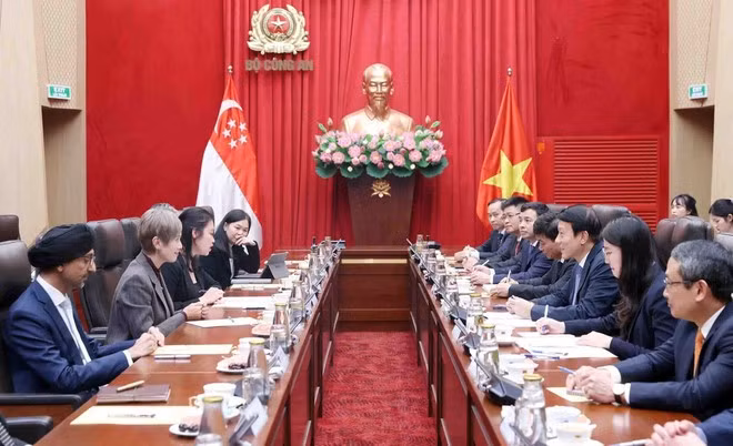 Entretien entre le ministre de la Sécurité publique, Luong Tam Quang et la ministre singapourienne du Développement numérique et de l’Information, Josephine Teo, à Hanoi, le 15 janvier. Photo : VNA.