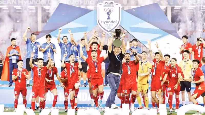 La joie des joueurs et de l’entraîneur Kim Sang-sik après avoir conservé leur titre. Photo: nhandan.vn