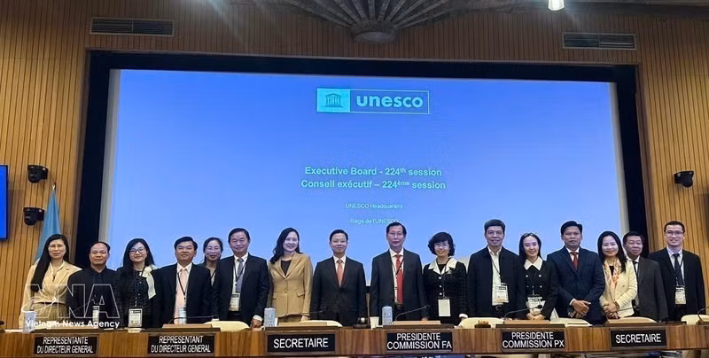 La délégation vietnamienne à la 224e session du Conseil exécutif de l’UNESCO, tenue à Paris. Photo : VNA.