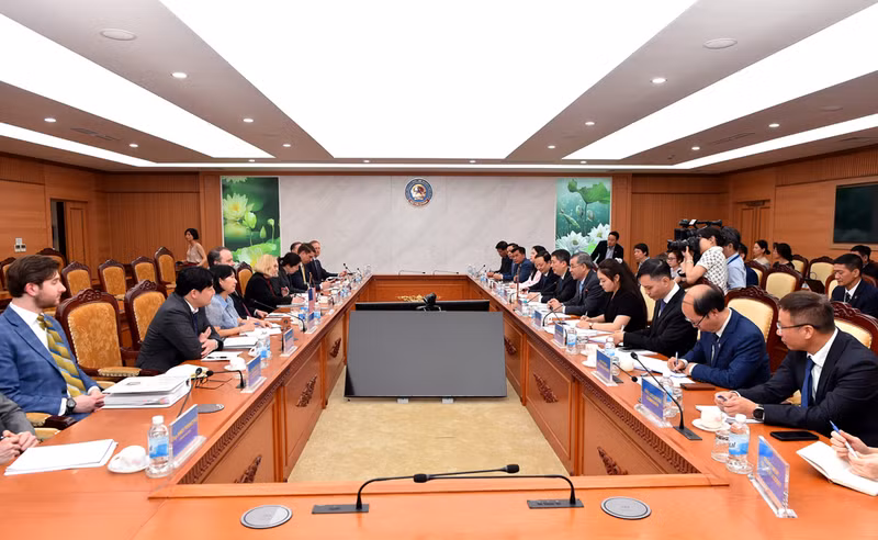 La séance de travail entre le ministre vietnamien des Finances, Ngo Van Tuan et l'ambassadeur Rick Switzer, chef adjoint du Bureau du représentant américain au Commerce. Photo : mof.gov.vn