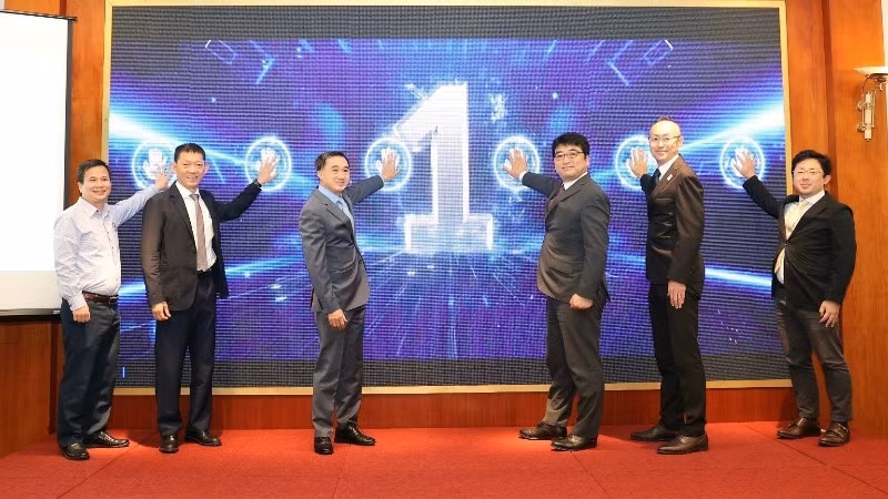 Les délégués appuient sur le bouton symbolisant le lancement officiel du projet de télémédecine. Photo : JICA. 