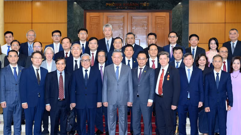 Le secrétaire général To Lam présidant la rencontre avec les participants du 7ᵉ colloque international sur les études vietnamiennes. Photo: nhandan.vn
