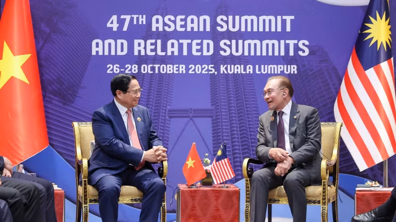 Le Premier ministre Pham Minh Chinh rencontrant le Premier ministre malaisien Anwar Ibrahim, président de l’ASEAN 2025. Photo : VNA.