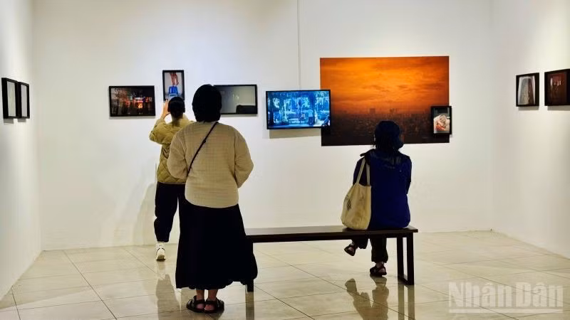 Outre l’expérience visuelle, le public bénéficie également d’une expérience auditive à travers les séquences filmées retraçant le processus de création et la vie quotidienne de la ville.. Photo : nhandan.vn