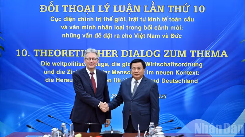Le chef de la délégation du Parti communiste du Vietnam, Nguyen Xuan Thang (à droite), et le chef de la délégation du Parti social-démocrate d’Allemagne, Achim Post, lors du dialogue. Photo : nhandan.vn
