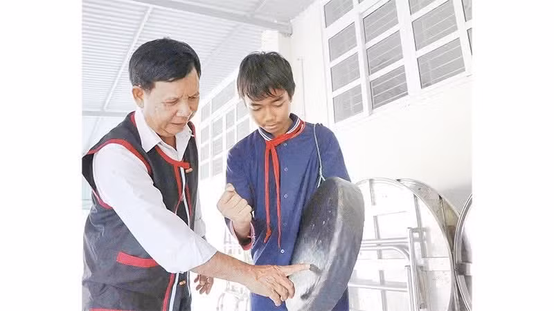 L’artisan méritantTa Thia Banh initie les jeunes générations à l’écoute des sonorités, aux contextes d’utilisation des instruments et aux valeurs culturelles qui se cachent derrière chaque note.