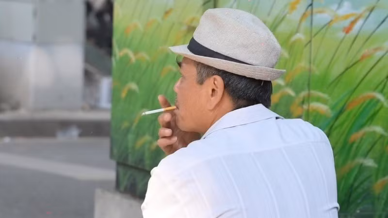Le taux de tabagisme chez les hommes adultes au Vietnam reste encore élevé. Photo : nhandan.vn