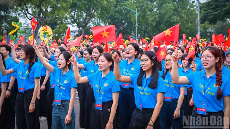Un millier de syndiqués et de travailleurs exemplaires venus de tout le pays se sont réunis au point de rassemblement, à l’entrée du parc Thong Nhat, rue Tran Nhan Tong, dans le quartier de Cua Nam (Hanoï), pour se préparer au défilé.