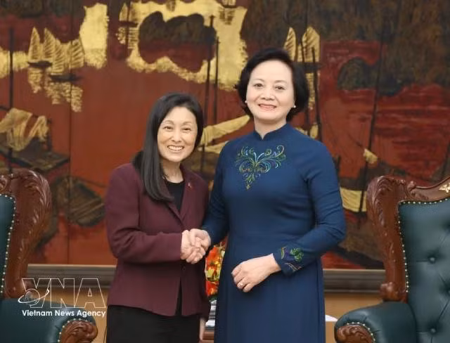 La vice-Première ministre Pham Thi Thanh Tra (droite) reçoit l'ambassadrice des États-Unis Jennifer Wicks. Photo : VNA.