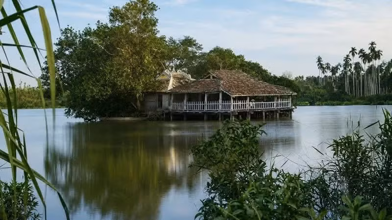 Le sanctuaire flottant Phu Chau constitue le principal repère culturel de l'espace patrimonial, culturel et touristique de la rivière Vam Thuat. (Photo : Comité d'organisation du colloque)