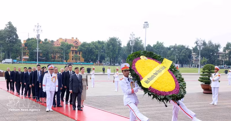 Le roi et la reine déposent une gerbe et rendu hommage au président Hô Chi Minh dans son mausolée. Photo: VNA 