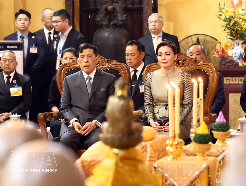 Le roi et la reine de Thaïlande assistent à une séance de récitation de sutras par les moines et les fidèles à la pagode Quan Su. Photo : VNA.