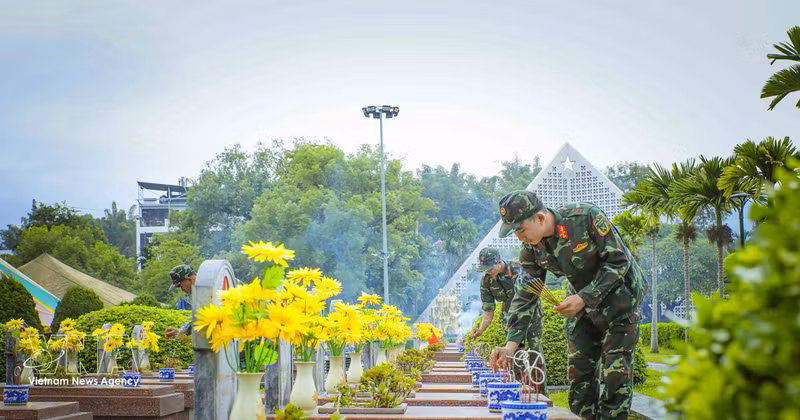 Des soldats du commandement militaire provincial de Dien Bien brûlent de l'encens sur les tombes des héros et des martyrs du cimetière des martyrs A1 avant de procéder aux fouilles pour le prélèvement d'échantillons. Photo : VNA.