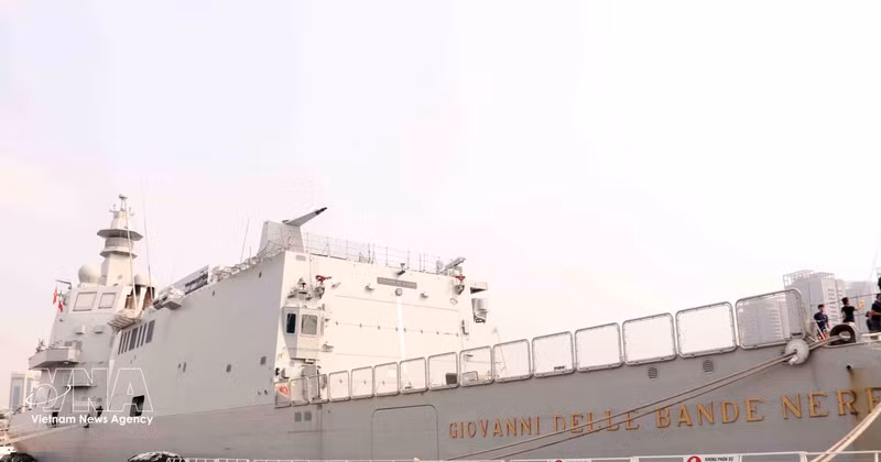 Le navire ITS Giovanni delle Bande Nere de la Marine italienne au port international de Nha Rong - Khanh Hoi. Photo: VNA