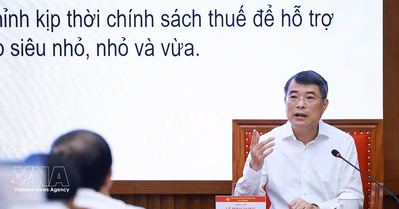 Le Premier ministre Le Minh Hung présente un thème sur le renforcement des capacités de gouvernance. Photo : VNA. 