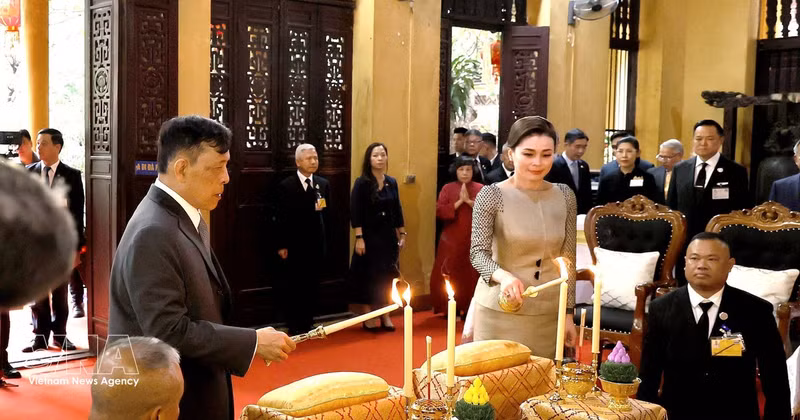 Le roi Maha Vajiralongkorn Phra Vajiraklaochaoyuhua et la reine Suthida Bajrasudhabimalalakshana de Thaïlande effectuent les rites traditionnels d'offrande de bougies et de fleurs à la pagode Quan Su. Photo : VNA.