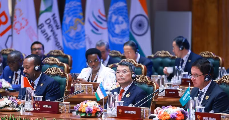 Le Premier ministre Le Minh Hung au 18e Sommet des économies émergentes (BRICS) à New Delhi. Photo: VNA