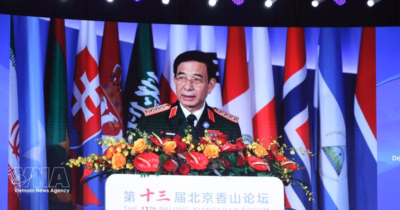 Le général d'armée Phan Van Giang, membre du Bureau politique, vice-Premier ministre et ministre de la Défense, prononce un discours lors de la première session plénière, consacrée à l’ordre international et à la stabilité stratégique au 13e Forum Xiangshan de Beijing. Photo : VNA
