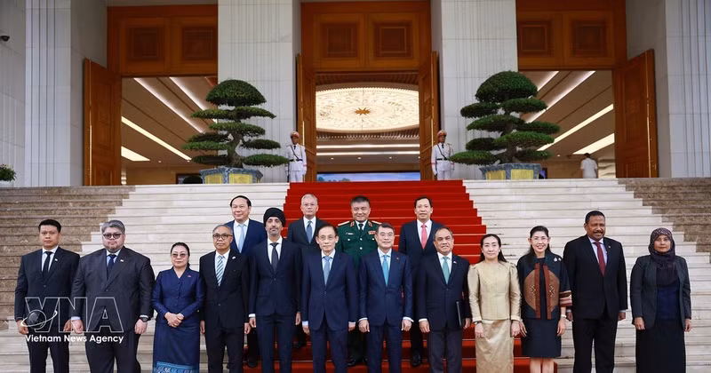 Le Premier ministre Le Minh Hung (au milieu, première ligne) et les ambassadeurs et chargés d’affaires des pays membres de l’ASEAN. Photo : VNA.