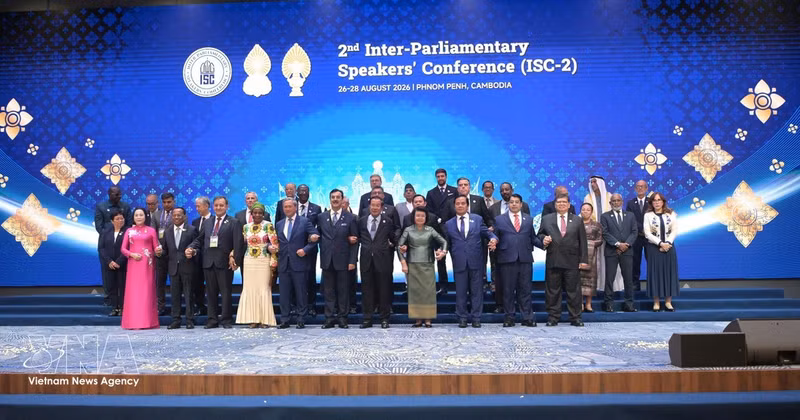 La vice-présidente de l’Assemblée nationale Nguyen Thi Thanh et les délégués à la 2e Conférence interparlementaire au niveau des présidents des parlements (ISC-2). Photo : VNA.