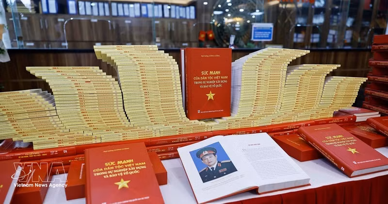 Présentation du livre « La force de la nation vietnamienne dans l’œuvre d’édification et de défense de la Patrie », de l’ancien président de la République, le général d’armée Luong Cuong. Photo : VNA.