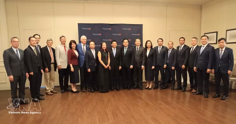 Le vice-Premier ministre Nguyen Van Thang et la délégation vietnamienne posent pour une photo avec des professeurs américains. Photo : VNA
