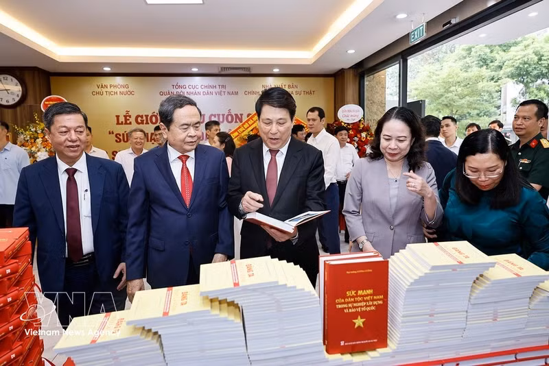 Le président de l’Assemblée nationale (AN), Tran Thanh Man, assiste à la présentation du livre « La force de la nation vietnamienne dans l’œuvre d’édification et de défense de la Patrie », de l’ancien président de la République, le général d’armée Luong Cuong. Photo: VNA