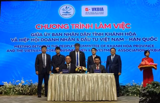 Les dirigeants des provinces de Khanh Hoa et Lam Dong travaillent avec l'Association des Entrepreneurs et Investisseurs Vietnam-R. de Corée. Photo : VKBIA.