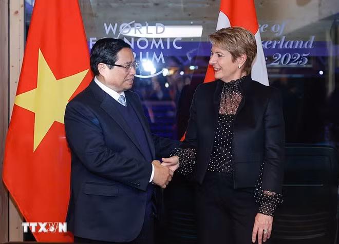 Le Premier ministre vietnamien Pham Minh Chinh et la présidente suisse Karin Keller-Sutter lors de leur entretien, le 21 janvier 2025. Photo : VNA.