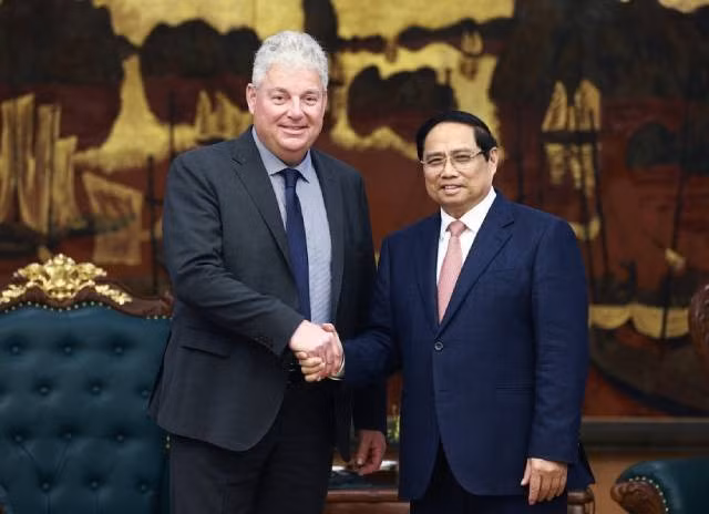 Le Premier ministre Pham Minh Chinh et Eduard Stiphout, vice-président principal du groupe ASML (Pays-Bas). Photo: VNA