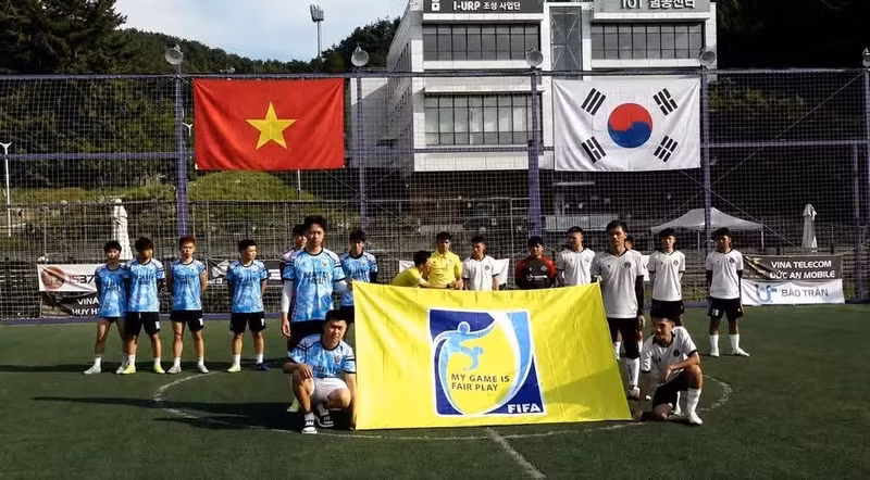 Le 1er Tournoi de futsal des entreprises de Busan 2026 est une activité significative à l’occasion du 81e anniversaire de la Fête nationale du Vietnam, le 2 septembre. Photo : VKBIA.