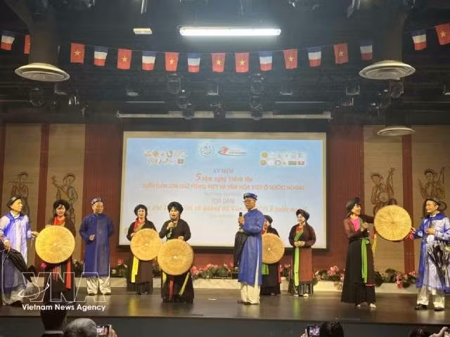 Le chant quan họ est considéré par les enseignants comme un outil efficace pour l’enseignement du vietnamien aux publics internationaux. Photo : VNA