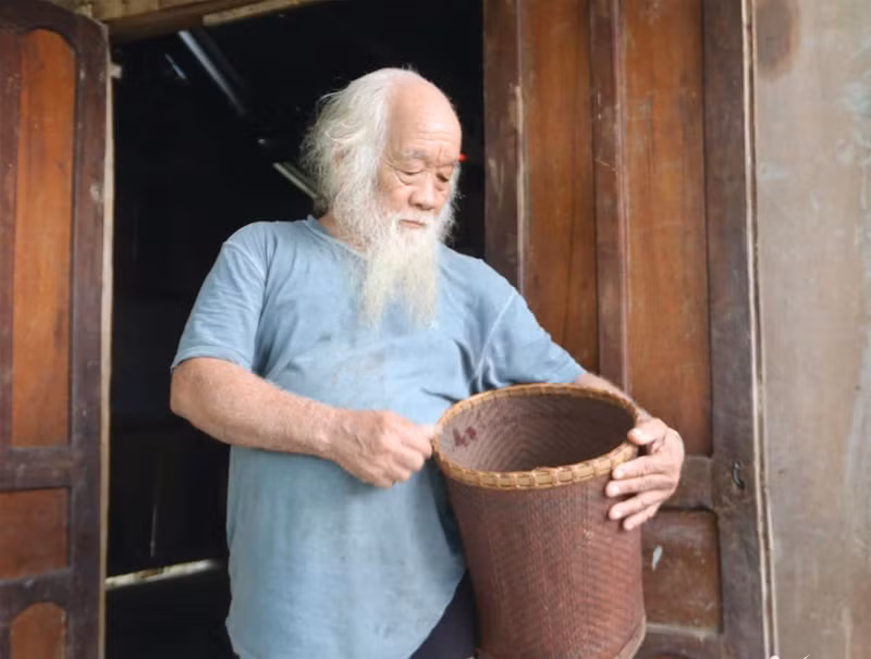L’artiste du mérite Ho Van Dinh est depuis de nombreuses années un gardien dévoué du patrimoine culturel ca dong. Photo : vietnamnet.vn