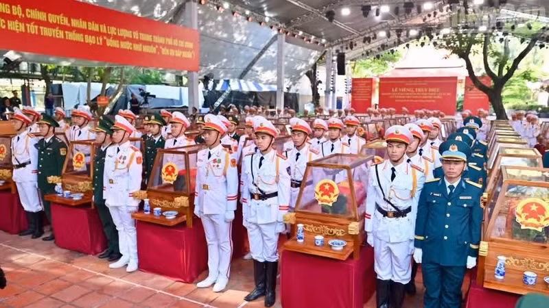 Les forces participantes prennent part à la répétition générale des cérémonies d’hommage et d’inhumation des restes des martyrs, prévues les 13 et 14 octobre au parc Le Thi Rieng. (Photo : THE ANH)