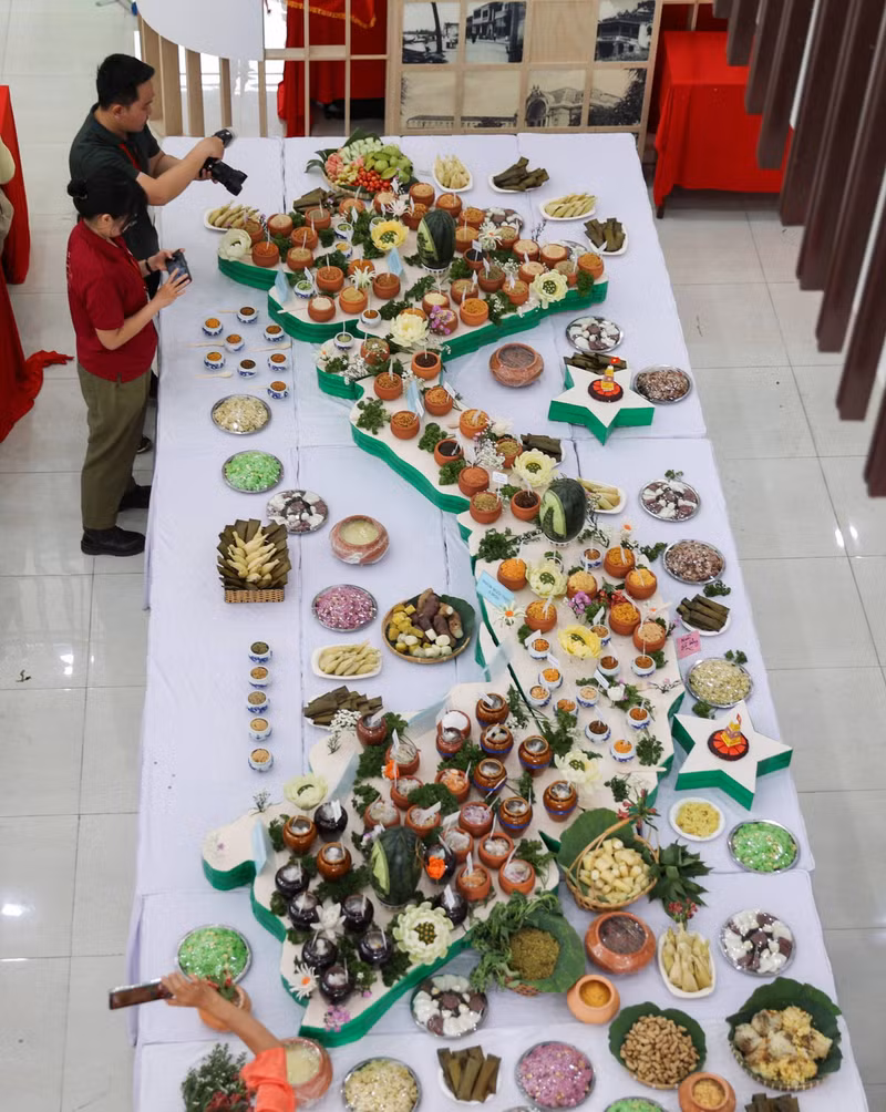100 plats de sel traditionnels ont été exposés et disposés en forme de carte du Vietnam. Photo: vnexpress.net