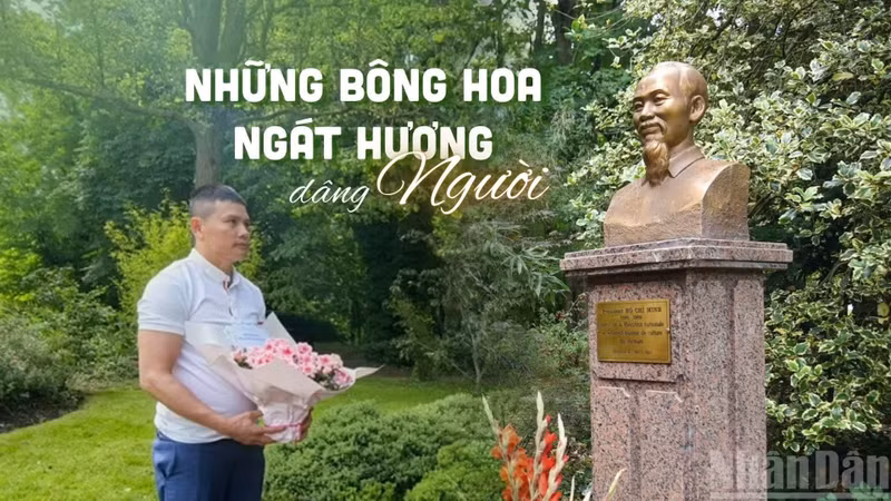 Le 16 mai 2026, Cao Ba Khanh est venu nettoyer et déposer des fleurs devant la statue du Président Hô Chi Minh afin d’exprimer son respect et sa gratitude envers le dirigeant bien-aimé de la nation à l’occasion du 136e anniversaire de sa naissance. (Photo : KHAI HOAN)