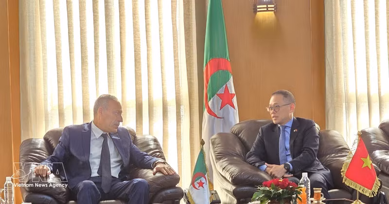 L’ambassadeur du Vietnam en Algérie, Tran Quoc Khanh (à droite), rencontre le wali d’Annaba, Abdelkrim Lamouri. Photo : VNA.