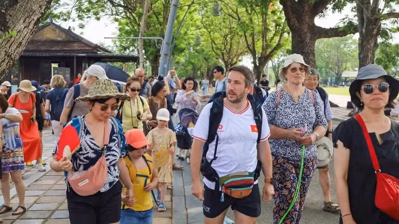 Les touristes affluent à Huê lors des vacances et des festivals. Photo: nhandan.vn