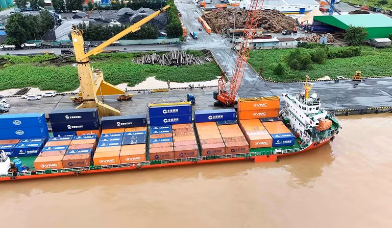 Le premier navire porte-conteneurs en provenance du port de Nanning (province du Guangxi, Chine) est arrivé au port de Cân Tho le 24 septembre. Photo : Trung Pham/vnexpress.net