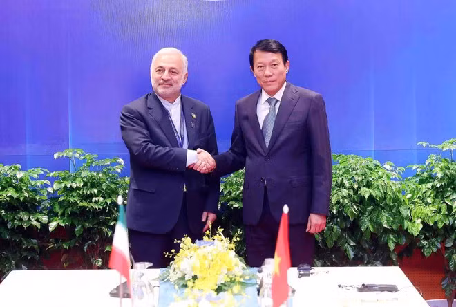 Le général Luong Tam Quang (droite), ministre de la Sécurité publique et le vice-ministre iranien des Affaires étrangères chargé des affaires consulaires et parlementaires, Vahid Jalal Zadeh. Photo : VNA