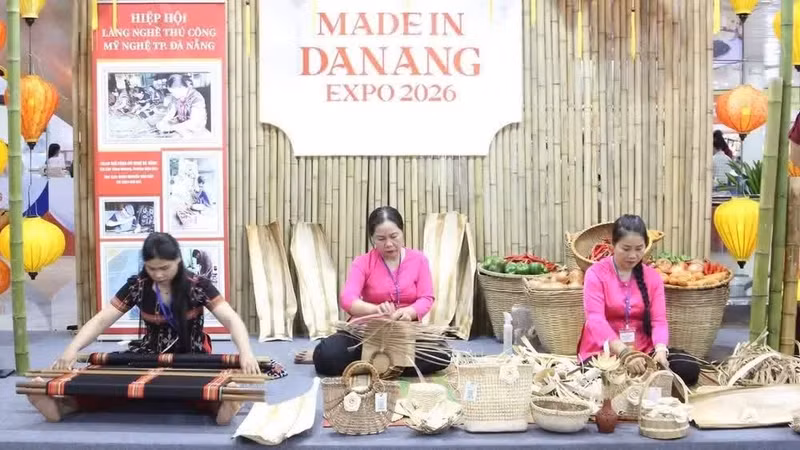 La coopérative Cau Xanh Dat Quang (ville de Da Nang) présente des produits fabriqués à partir de gaines de feuilles de bétel lors d’une exposition consacrée à la promotion commerciale. (Photo : THANH TAM)