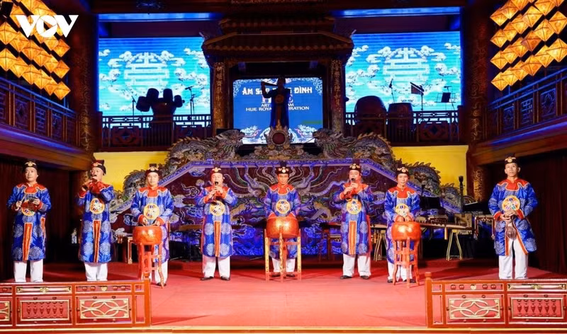 nha-nhac-phuc-vu-du-khach-tai-nha-hat-duyet-thi-duong-dai-noi-hue-20260907122038.jpg