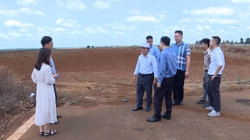 Bien que la zone industrielle de Nam Pleiku ne soit pas encore achevée, elle attire déjà de nombreux investisseurs intéressés, ayant versé des acomptes grâce à sa position géographique favorable en matière de transport. Photo : baodautu.vn