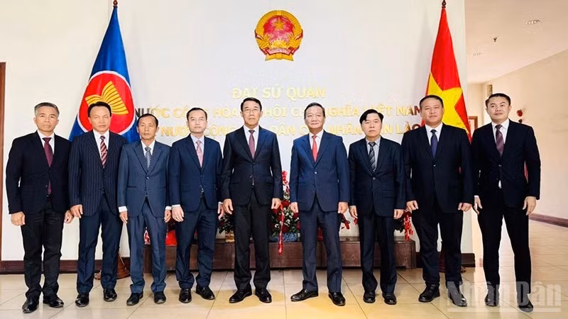 L’ambassadeur Nguyen Minh Tqm reçoit la délégation de la Commission des relations extérieures du Comité central du Parti populaire révolutionnaire lao, conduite par son chef Bounleua Phandanouvong, venue présenter ses vœux. Photo : nhandan.vn